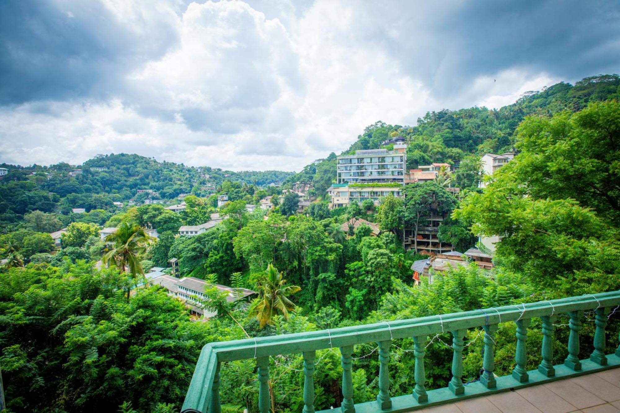 Sunbloom Inn แคนดี้ ภายนอก รูปภาพ