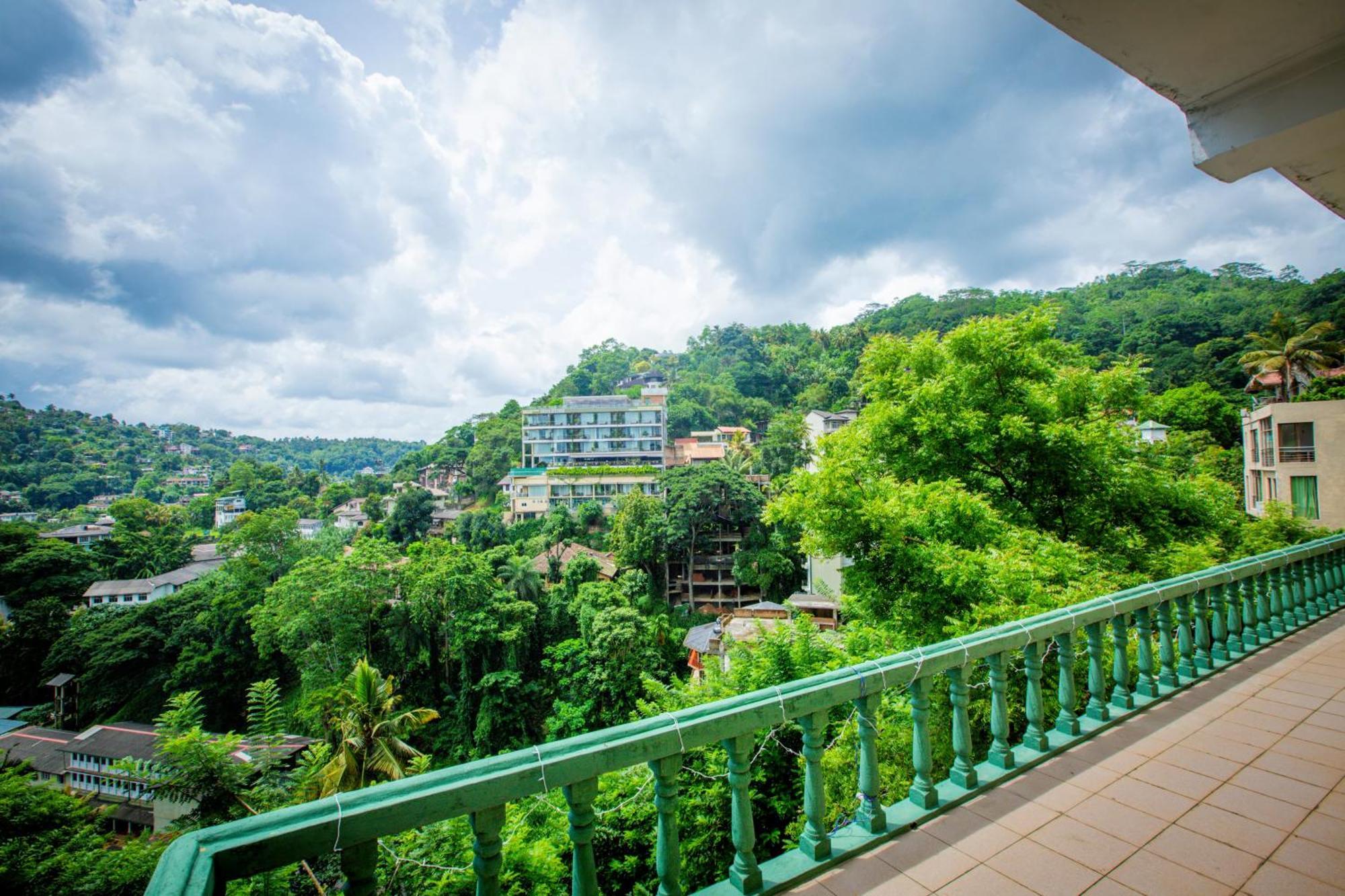 Sunbloom Inn แคนดี้ ภายนอก รูปภาพ