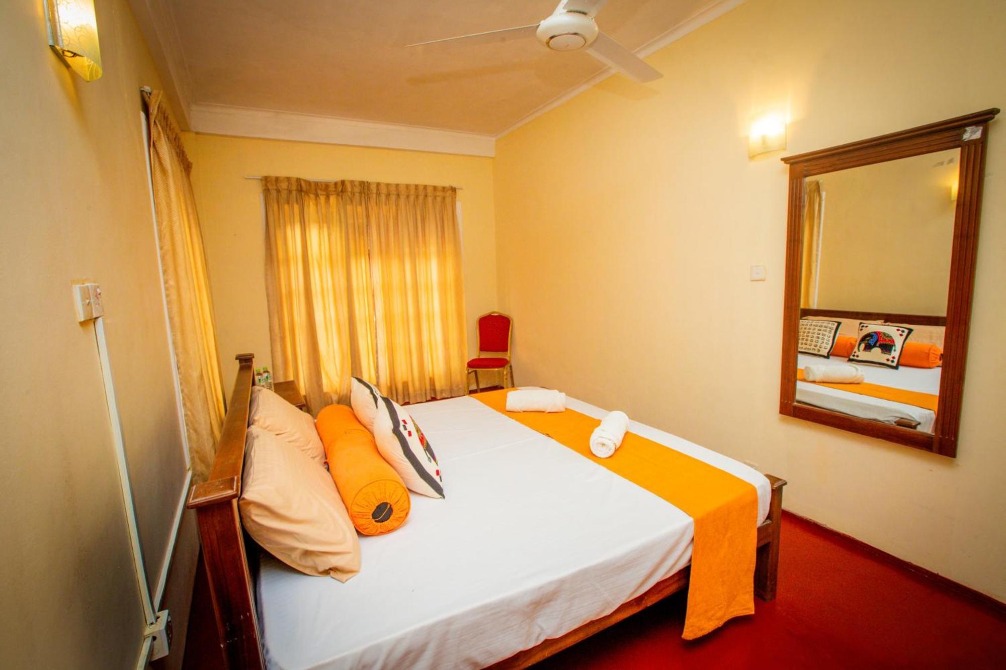 Sunbloom Inn แคนดี้ ภายนอก รูปภาพ