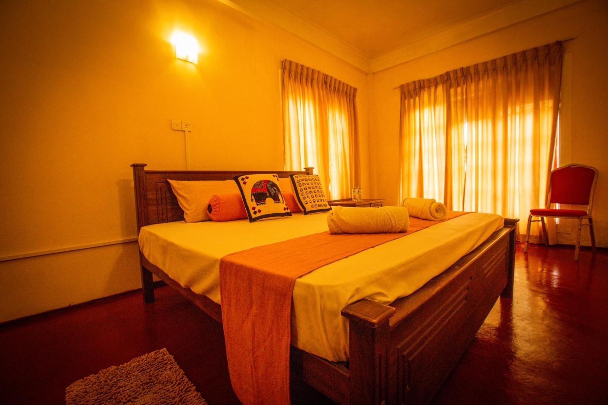 Sunbloom Inn แคนดี้ ภายนอก รูปภาพ