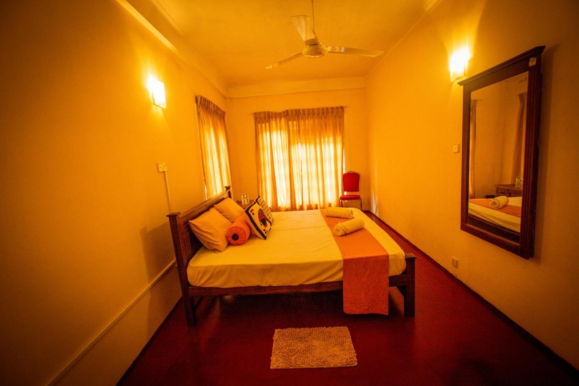 Sunbloom Inn แคนดี้ ภายนอก รูปภาพ