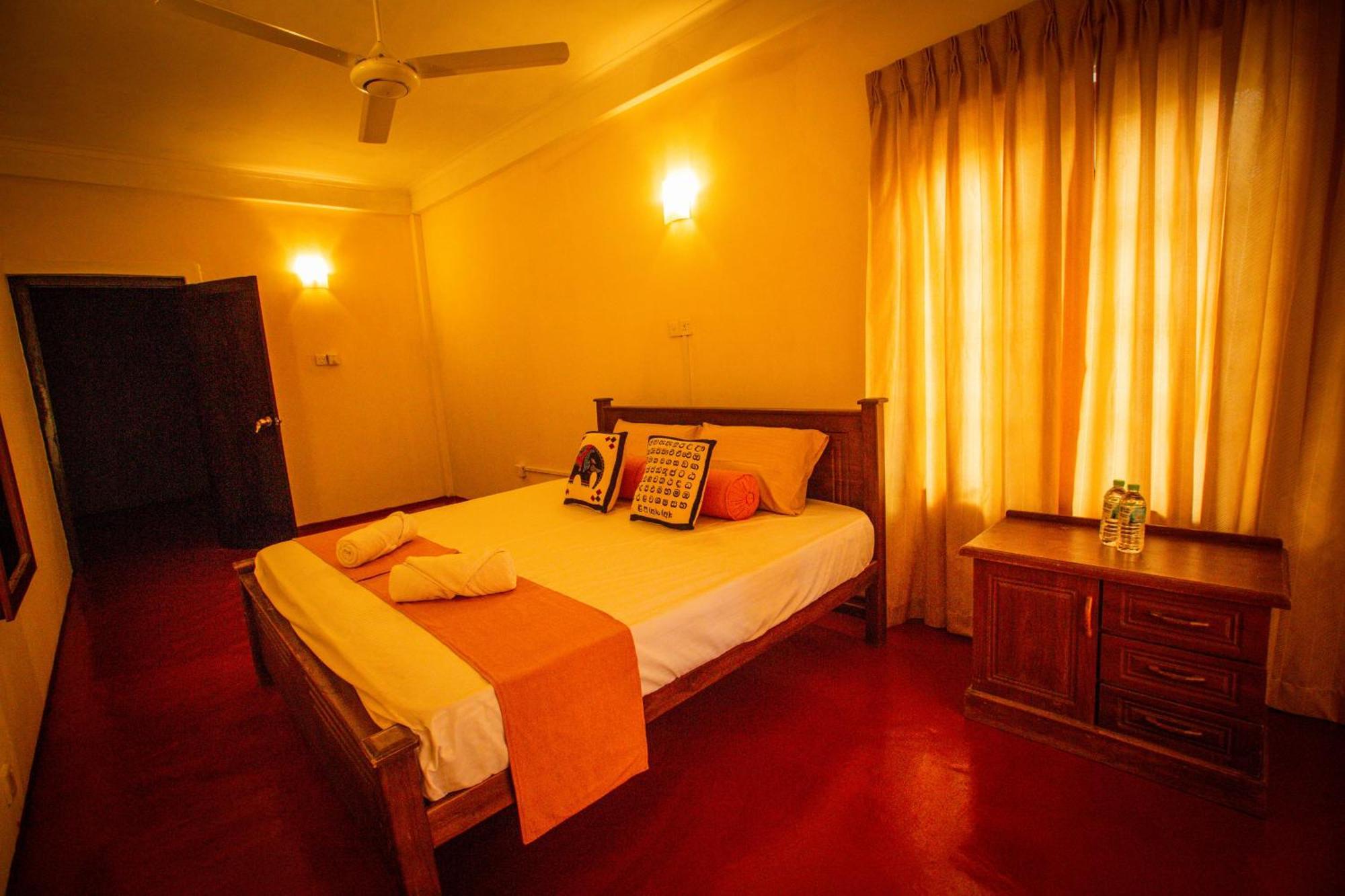Sunbloom Inn แคนดี้ ภายนอก รูปภาพ